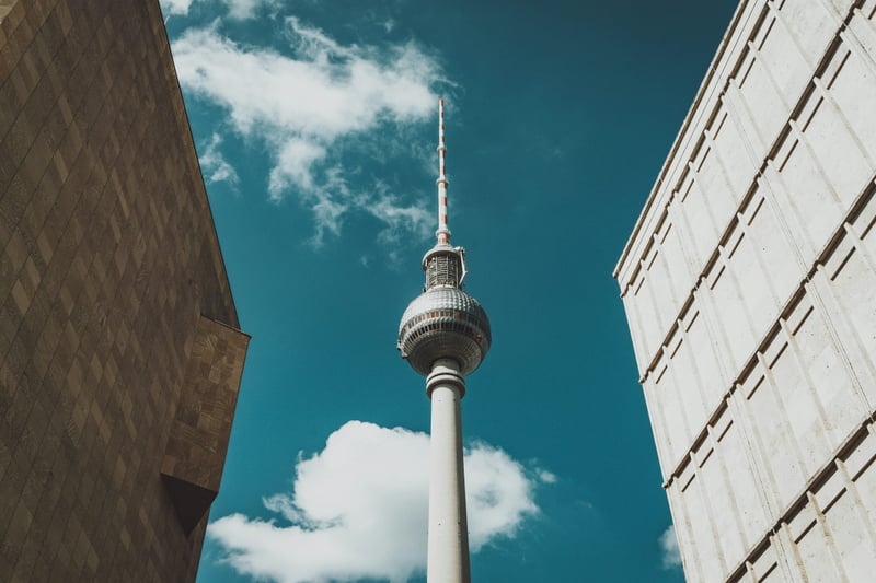 Berliner Fernsehturm - Symbol für Innovation und nachhaltige Mobilitätswende im DACH-Raum